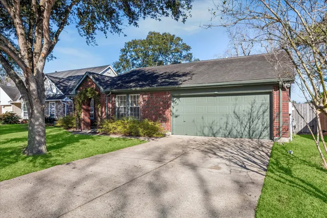 $2,150 | 2824 Meadow Brook Court, League City, TX 77573