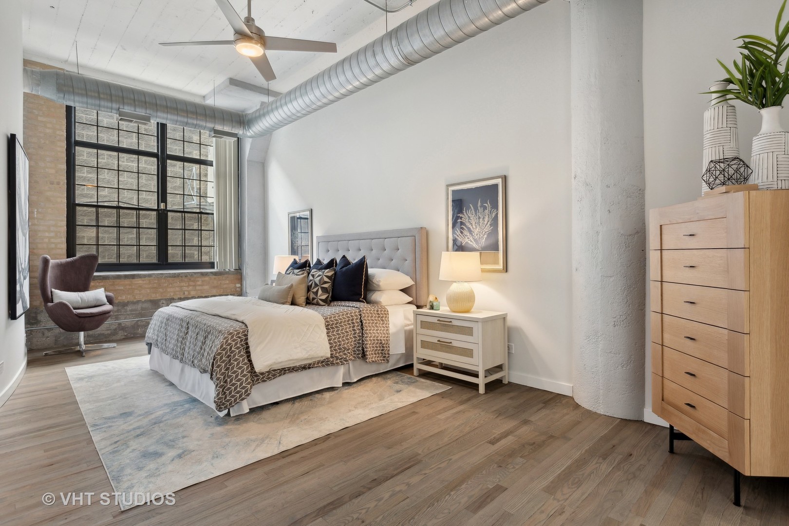 17 North Loomis Street, Unit 1J Chicago, IL 60607 - Photo 11 of 30 a spacious bedroom with a bed and a window
