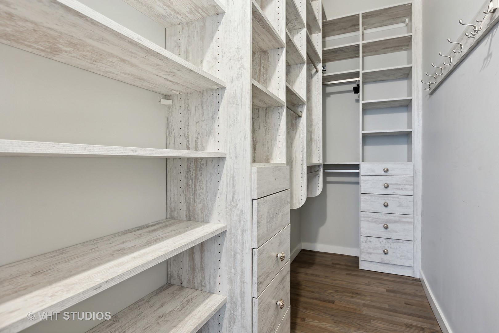 17 North Loomis Street, Unit 1J Chicago, IL 60607 - Photo 16 of 30 a view of walk in closet with empty racks