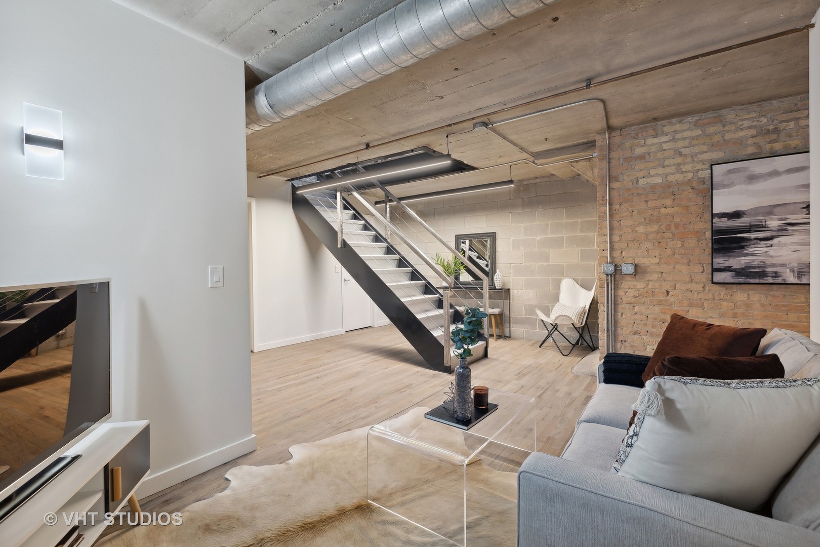 17 North Loomis Street, Unit 1J Chicago, IL 60607 - Photo 18 of 30 a living room with a couch