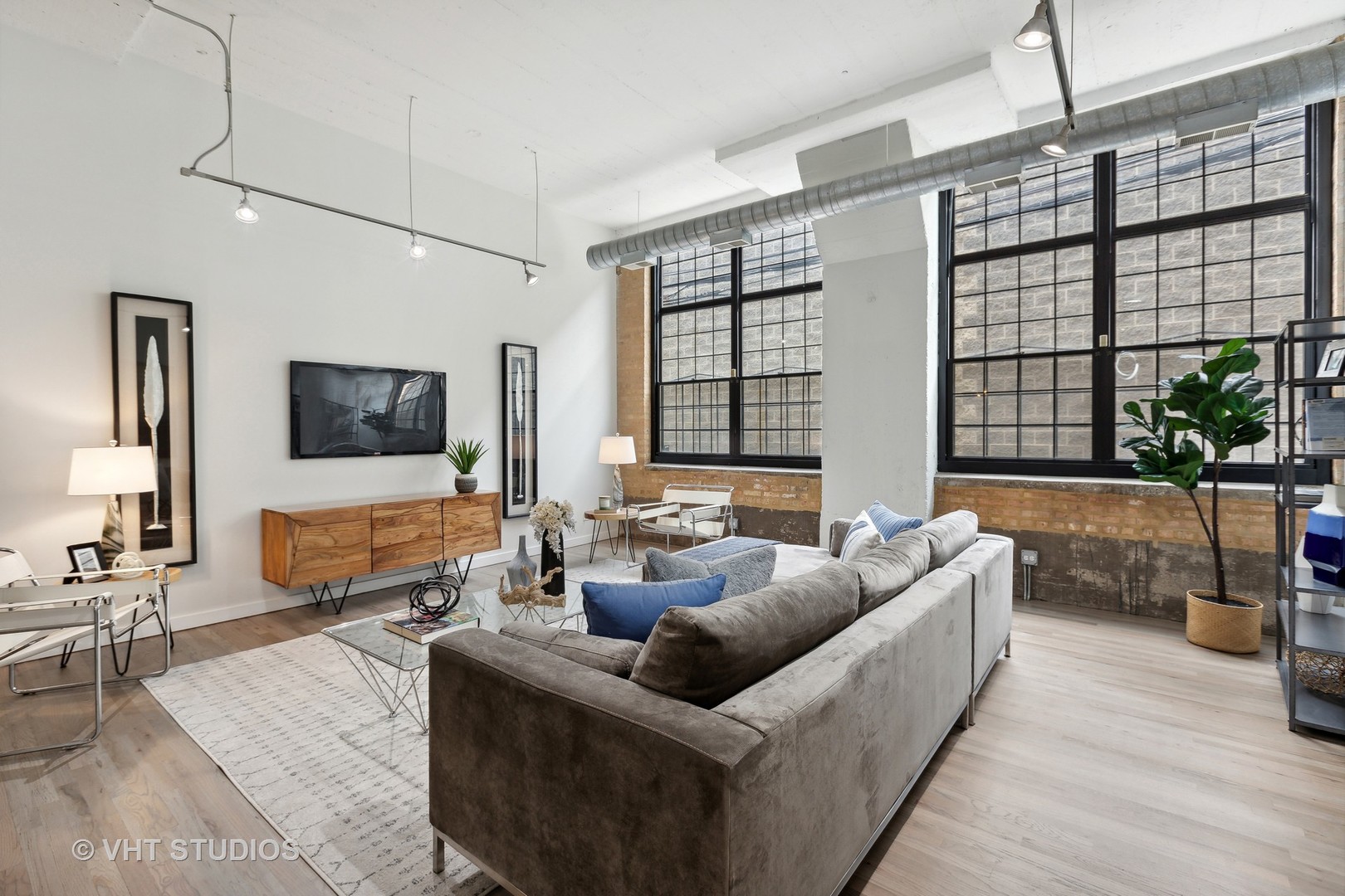 17 North Loomis Street, Unit 1J Chicago, IL 60607 - Photo 3 of 30 a living room with furniture and a large window