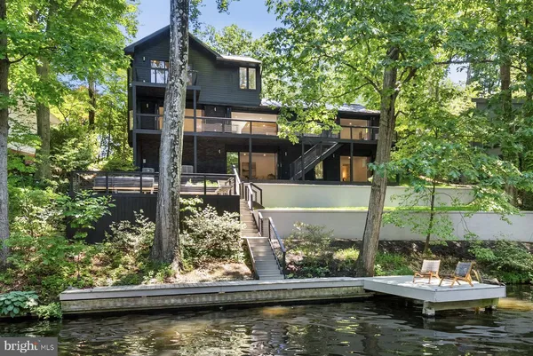 $3,075,000 | 3804 Lakeview Terrace, Falls Church, VA 22041