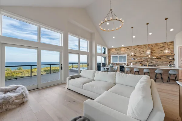 $1,390,000 | 1082 Seanma Wynd, Port Washington, WI 53074