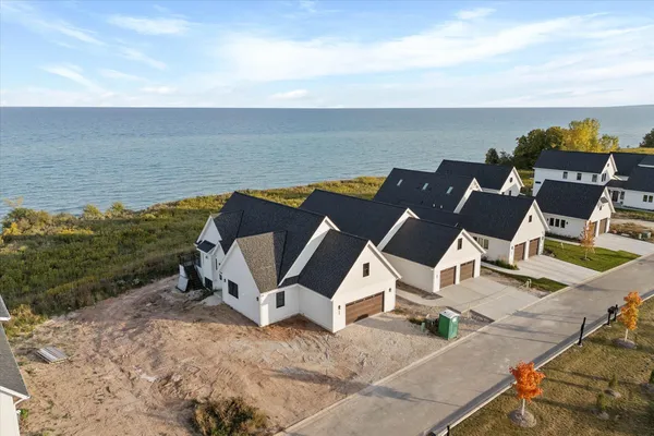 $1,390,000 | 1082 Seanma Wynd, Port Washington, WI 53074