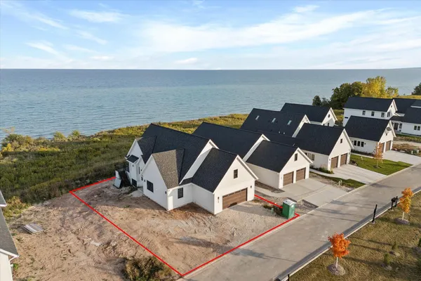 $1,390,000 | 1082 Seanma Wynd, Port Washington, WI 53074