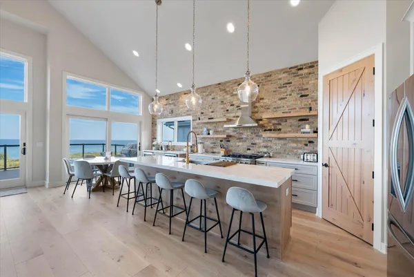 $1,390,000 | 1082 Seanma Wynd, Port Washington, WI 53074