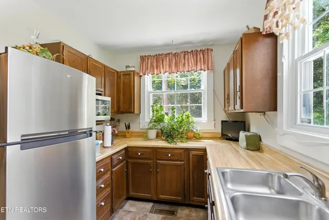 $1,299,900 | 125 Barnes Lane, Strawberry Plains, TN 37871