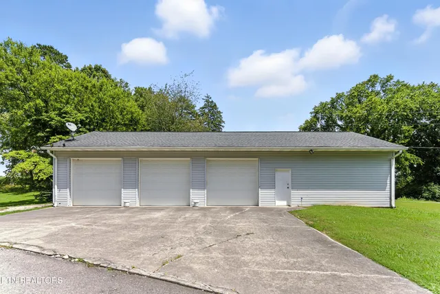 $1,299,900 | 125 Barnes Lane, Strawberry Plains, TN 37871