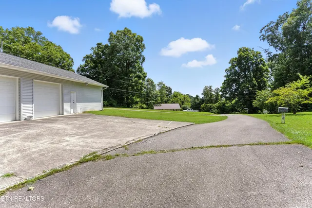 $1,299,900 | 125 Barnes Lane, Strawberry Plains, TN 37871