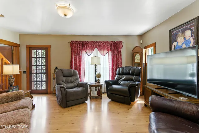 $1,299,900 | 125 Barnes Lane, Strawberry Plains, TN 37871