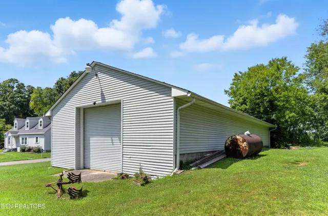 $1,299,900 | 125 Barnes Lane, Strawberry Plains, TN 37871