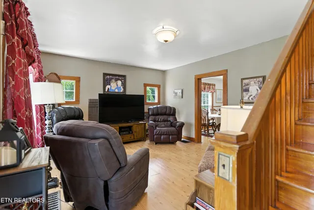 $1,299,900 | 125 Barnes Lane, Strawberry Plains, TN 37871