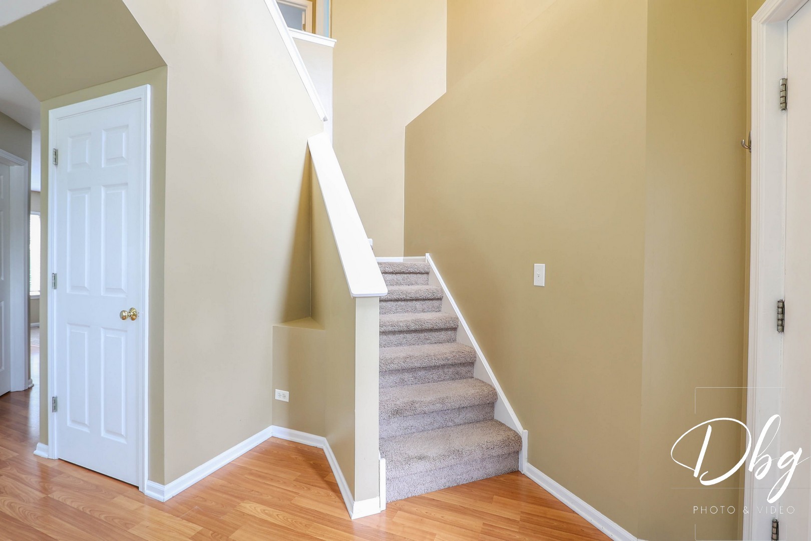 250 Jasmine Circle Lindenhurst, IL 60046 - Photo 11 of 24 a view of a hallway with wooden floor and staircase