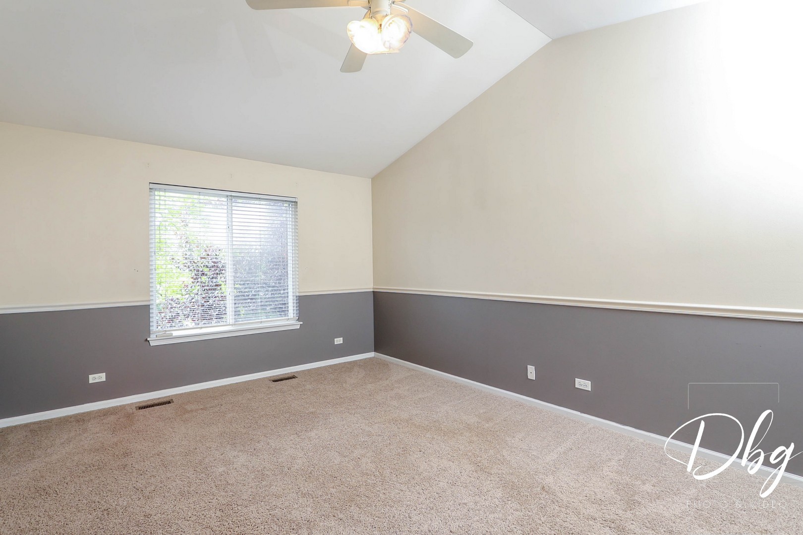 250 Jasmine Circle Lindenhurst, IL 60046 - Photo 13 of 24 an empty room with a window