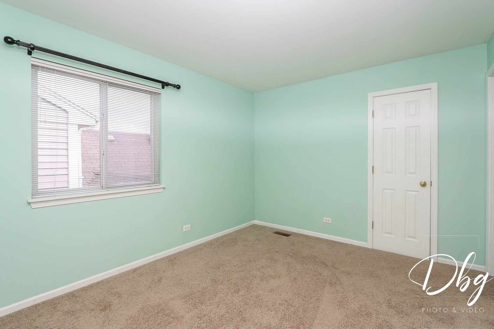 250 Jasmine Circle Lindenhurst, IL 60046 - Photo 17 of 24 an empty room with a window