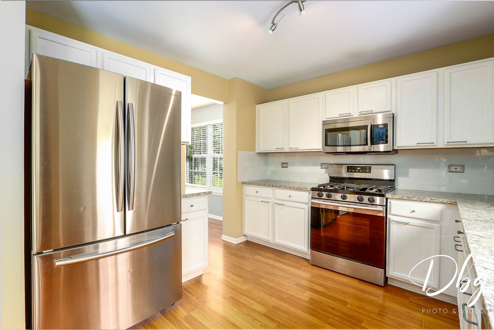 250 Jasmine Circle Lindenhurst, IL 60046 - Photo 6 of 24 a kitchen with stainless steel appliances granite countertop a refrigerator stove microwave and sink