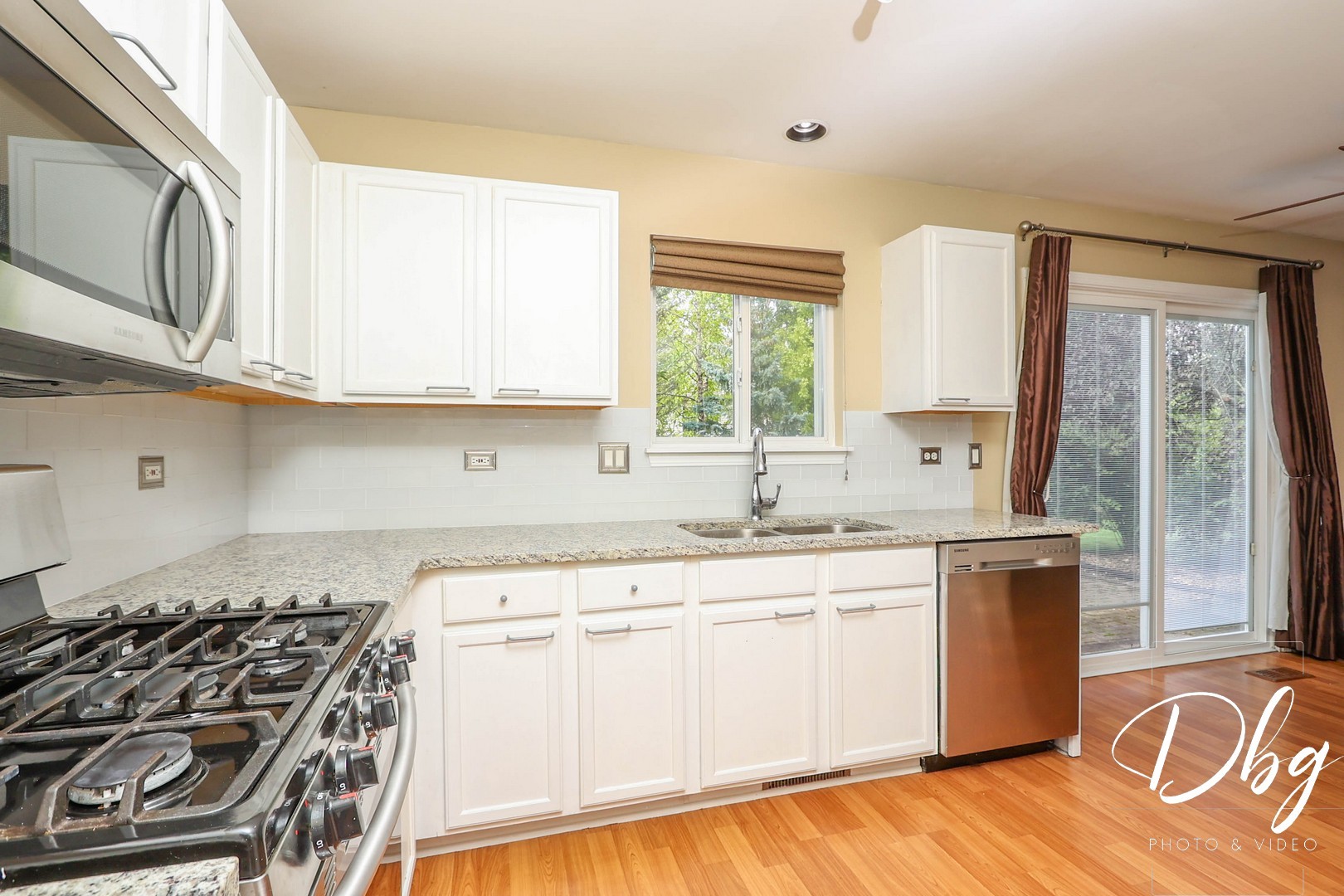 250 Jasmine Circle Lindenhurst, IL 60046 - Photo 7 of 24 a kitchen with granite countertop a stove and a sink