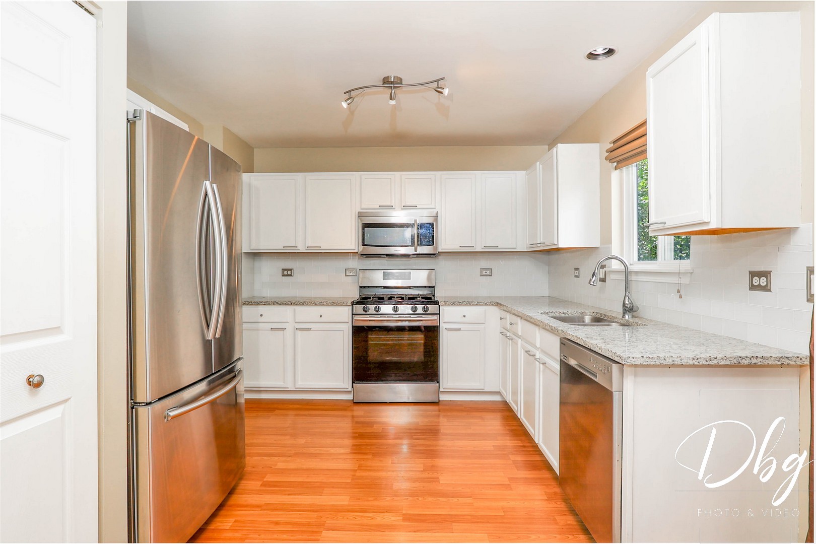 250 Jasmine Circle Lindenhurst, IL 60046 - Photo 8 of 24 a kitchen with stainless steel appliances granite countertop a refrigerator a stove a sink and a microwave