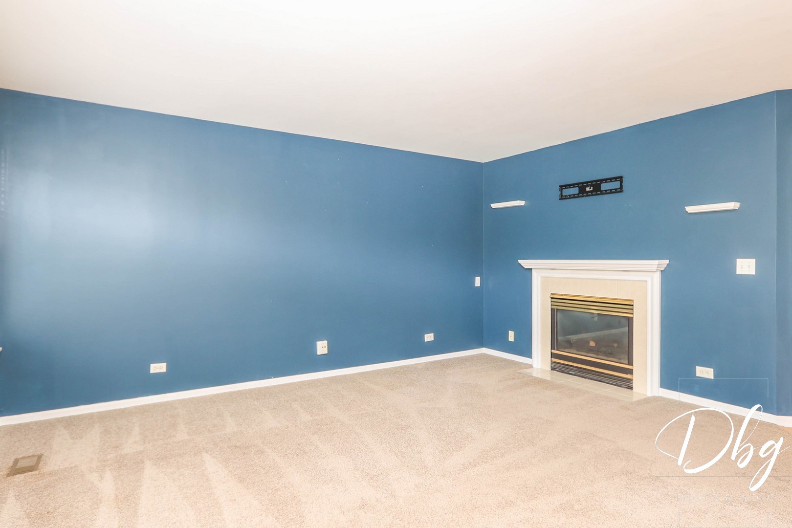 250 Jasmine Circle Lindenhurst, IL 60046 - Photo 10 of 24 a view of an empty room with a window