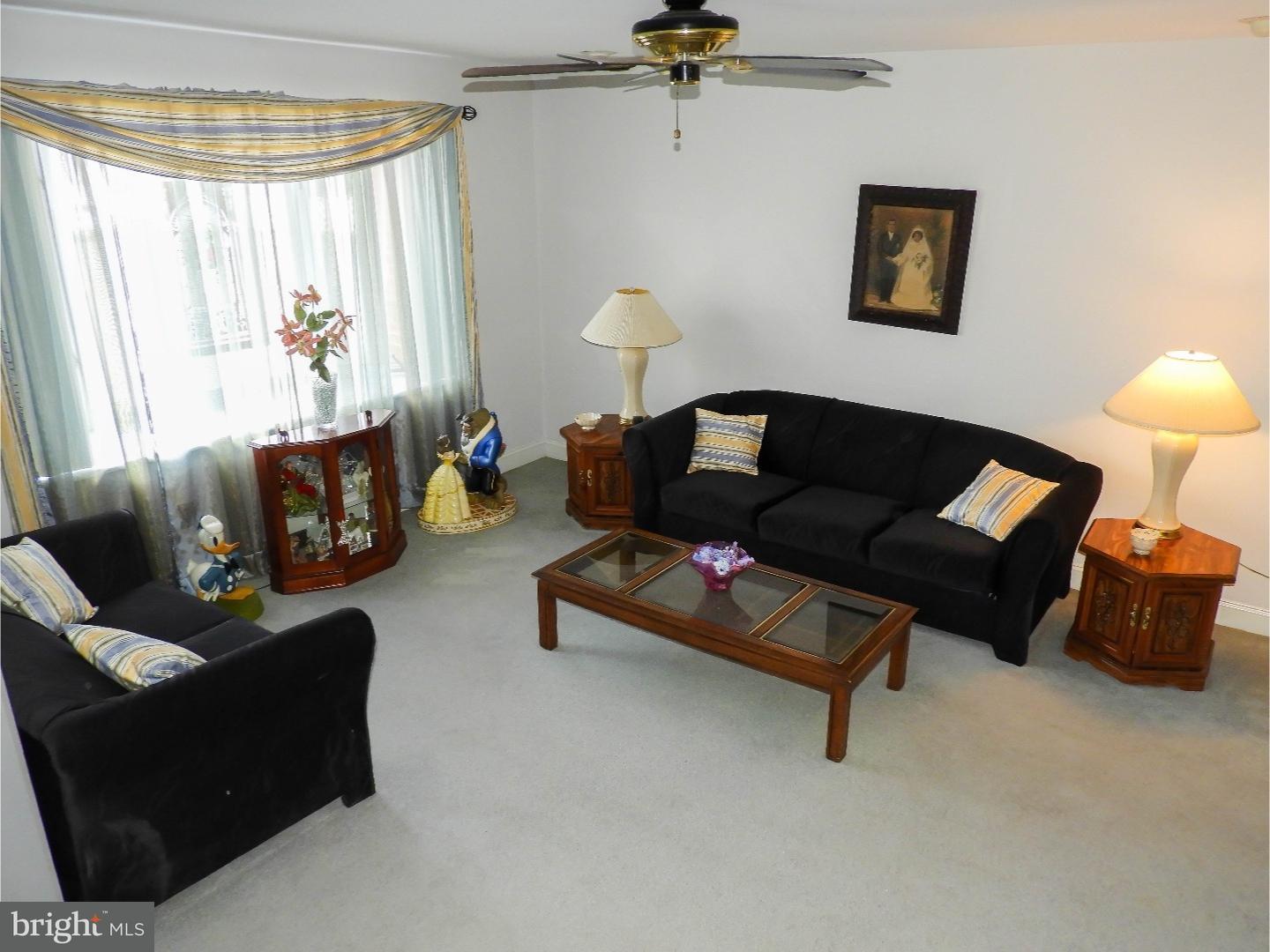 3592 Dows Road Philadelphia, PA 19154 - Photo 7 of 20 Living Room