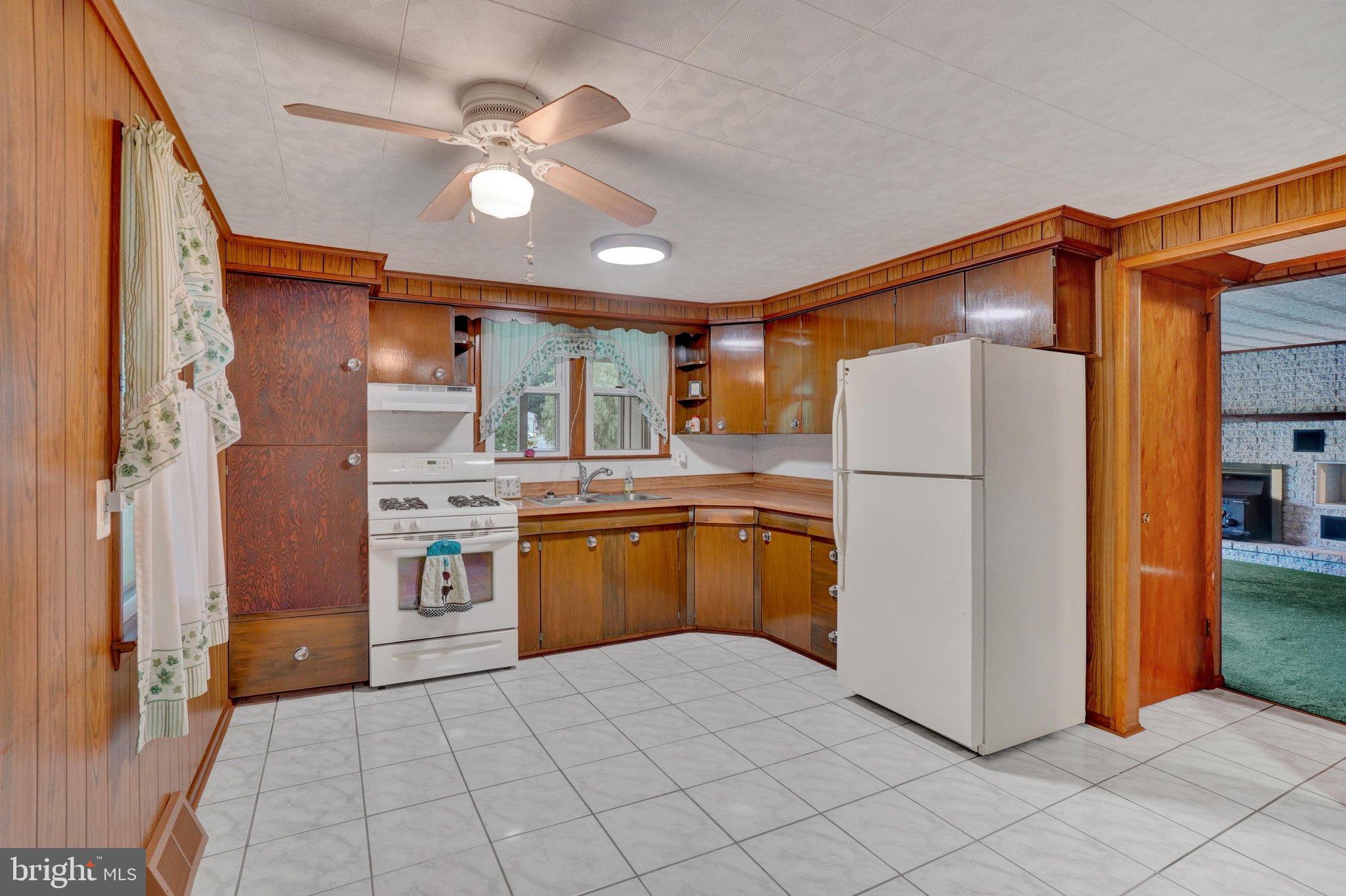 375 Cloverleaf Road York, PA 17406 - Photo 6 of 41 Gallery Image 6