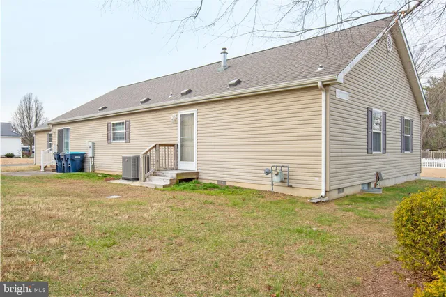 a view of a house with backyard and a yard