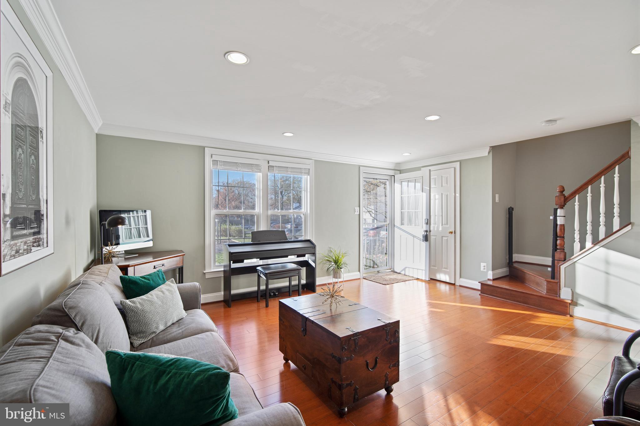6921 Villa-Del-Rey Court Springfield, VA 22150 - Photo 3 of 28 Spacious Living Room.