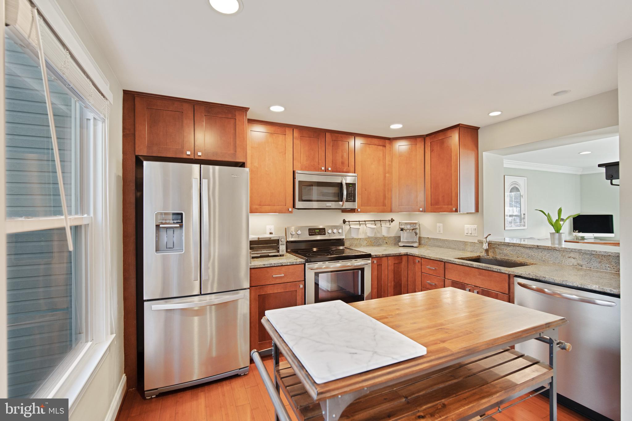 6921 Villa-Del-Rey Court Springfield, VA 22150 - Photo 4 of 28 Updated kitchen with stainless applicances.
