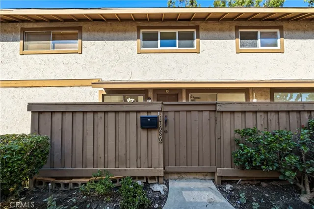 a view of a house with backyard and furniture