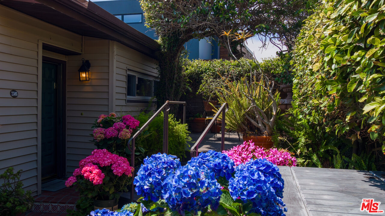 7505 Rindge Avenue Playa del Rey, CA 90293 - Photo 11 of 29 a front view of a house