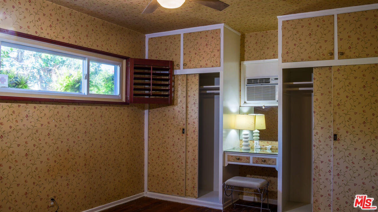 7505 Rindge Avenue Playa del Rey, CA 90293 - Photo 24 of 29 walk in closet with window