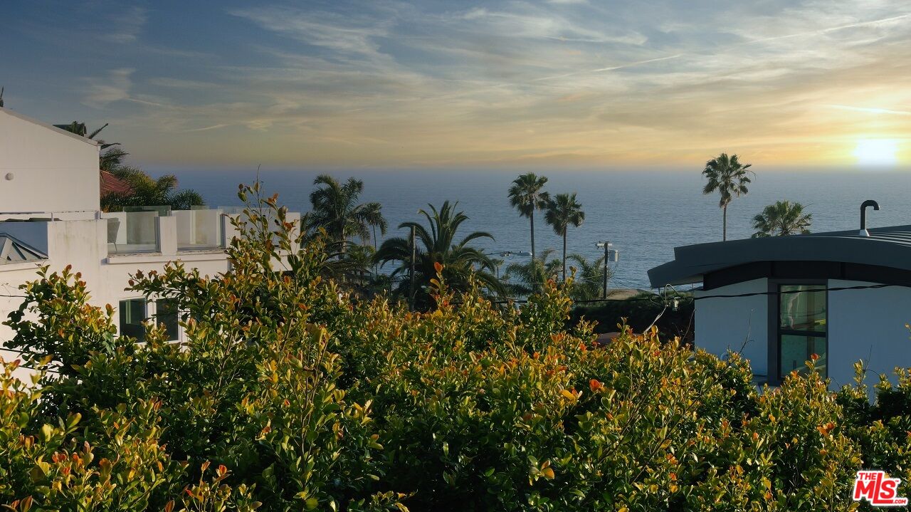 7505 Rindge Avenue Playa del Rey, CA 90293 - Photo 3 of 29 a view of a garden
