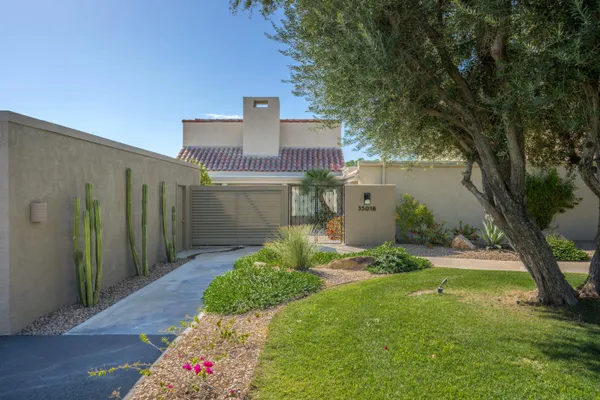 a view of back yard of the house