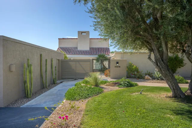 a view of back yard of the house