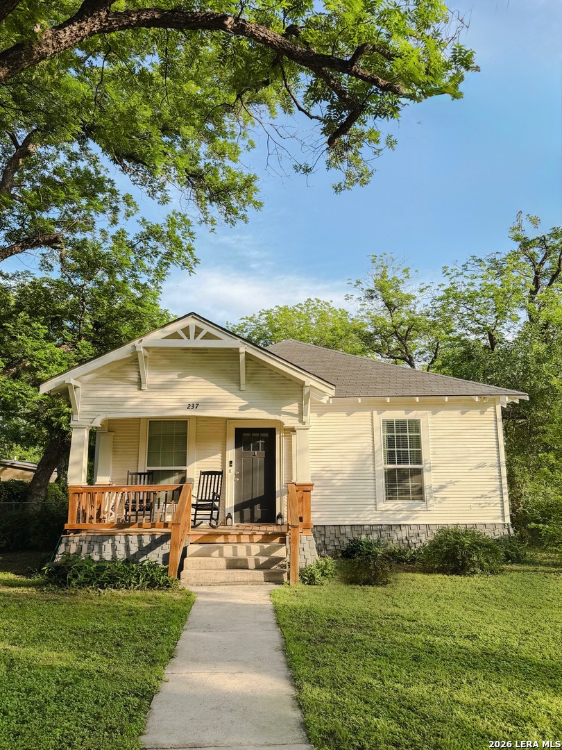 237 West Oak Street Uvalde, TX 78801 - Photo 1 of 27