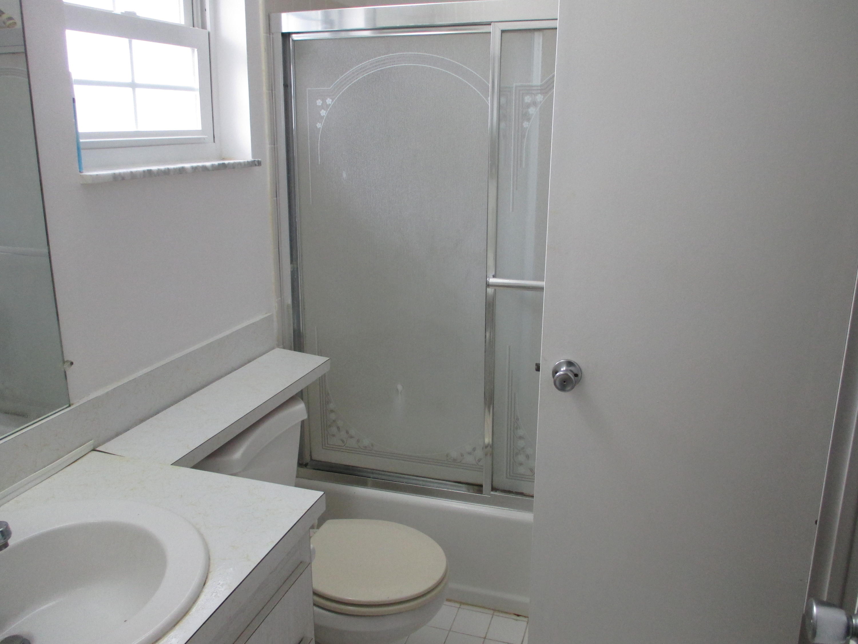 2007 Southwest Roma Way Boynton Beach, FL 33426 - Photo 33 of 46 GUEST BATH.