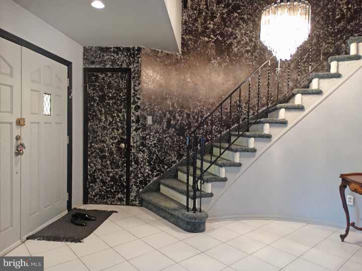 95 Snowflake Road Huntingdon Valley, PA 19006 - Photo 3 of 25 Foyer