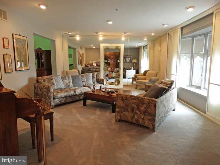95 Snowflake Road Huntingdon Valley, PA 19006 - Photo 4 of 25 Living Room