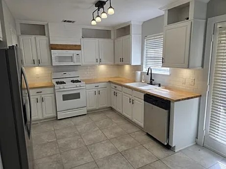 811 Chiselpoint Cove Round Rock, TX 78681 - Photo 4 of 13 a kitchen with a stove sink and refrigerator