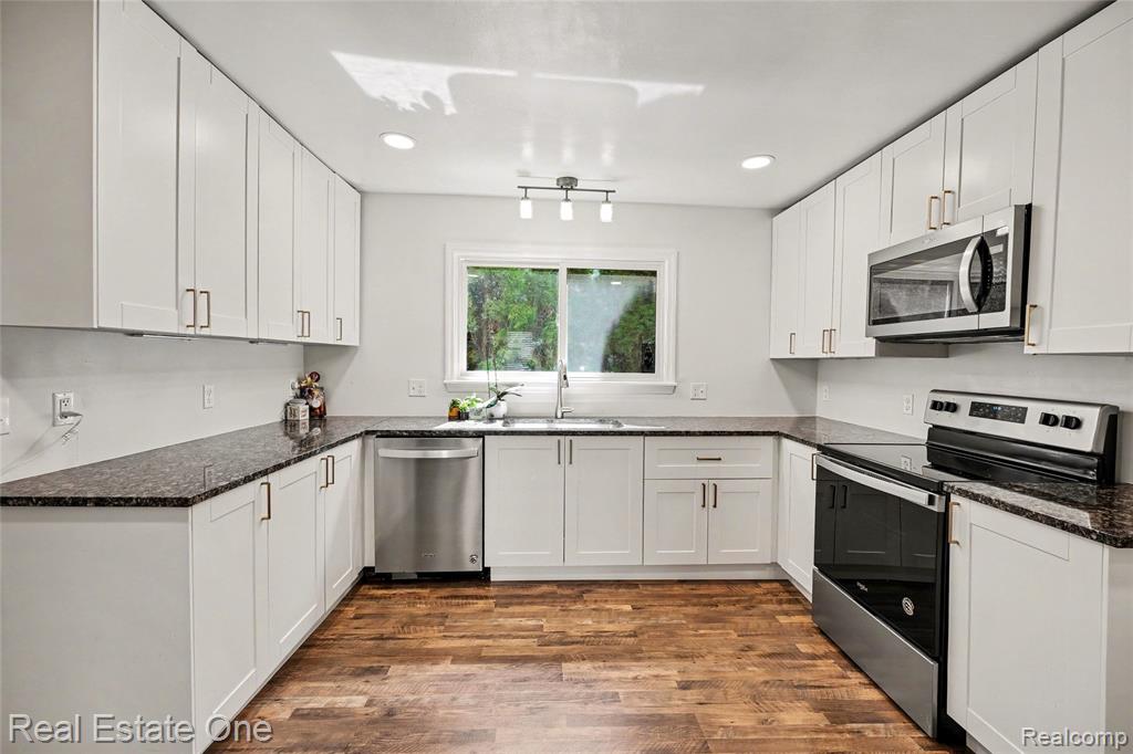 2073 Roslyn Road Grosse Pointe Woods, MI 48236 - Photo 12 of 30
