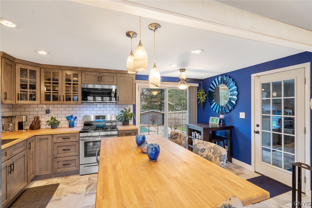 4285 Aurora Path Clay, NY 13090 - Photo 8 of 36