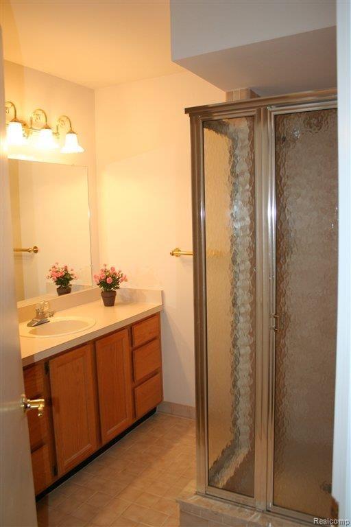 22055 River Ridge Trail, Unit 42 Farmington, MI 48335 - Photo 19 of 25 Master bath!