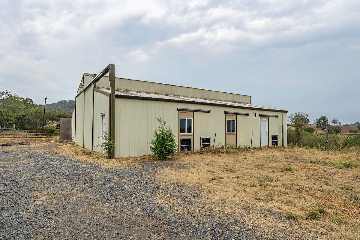 3960 Independence School Road Medford, OR 97501 - Photo 40 of 47 DSC00148-HDR-Edit