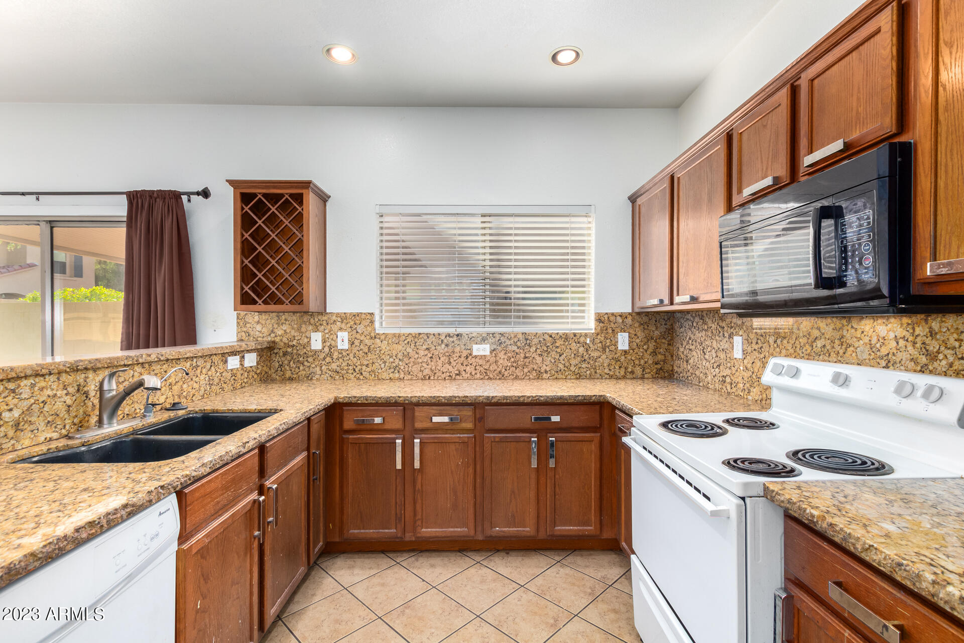 9409 West Jamestown Road Phoenix, AZ 85037 - Photo 4 of 27 0016-16 Jamestown