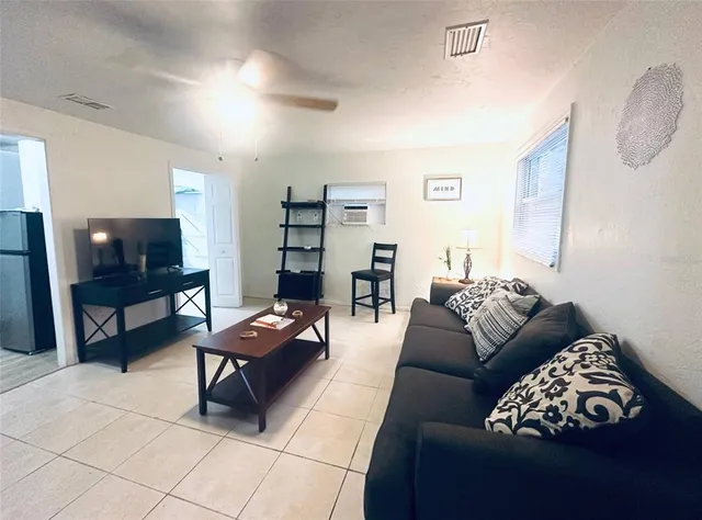 $1,500 | 4811 Emerson Avenue South, St. Petersburg, FL 33707