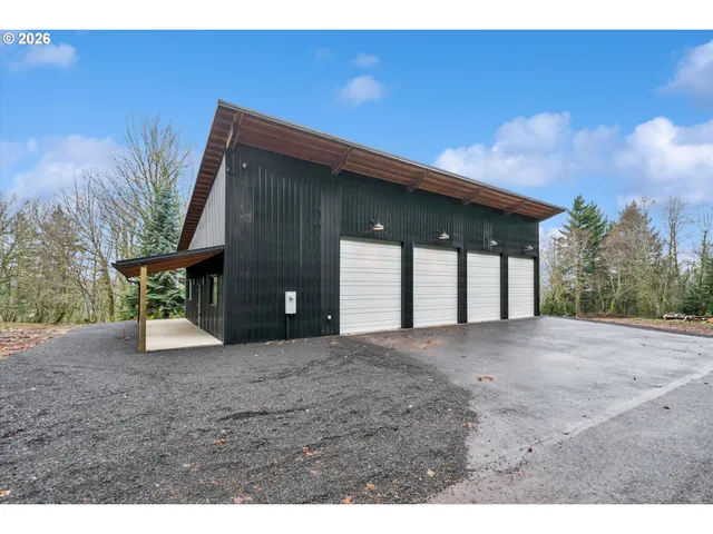 a view of an house with backyard and a yard
