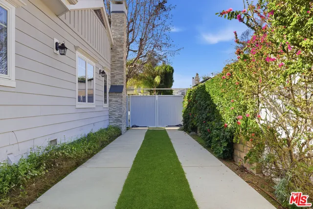 a view of house with backyard