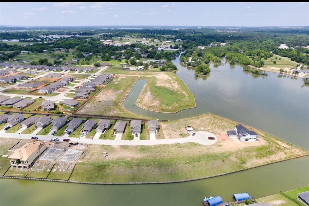 11020 South Lake Mist Lane Willis, TX 77318 - Photo 21 of 27 a view of a swimming pool with a lake view