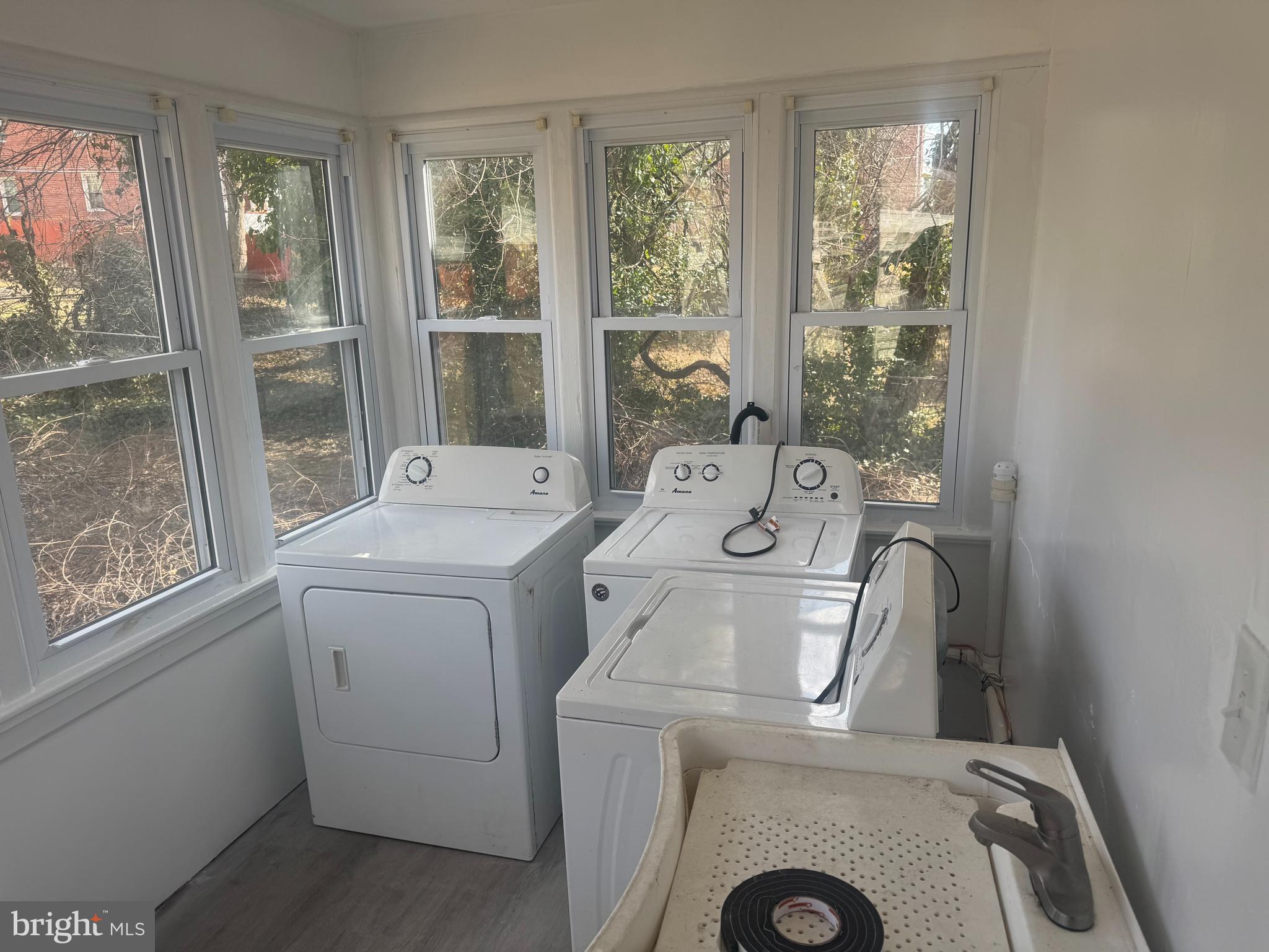 6203 McClean Boulevard Baltimore, MD 21214 - Photo 8 of 26 a utility room with dryer and washer