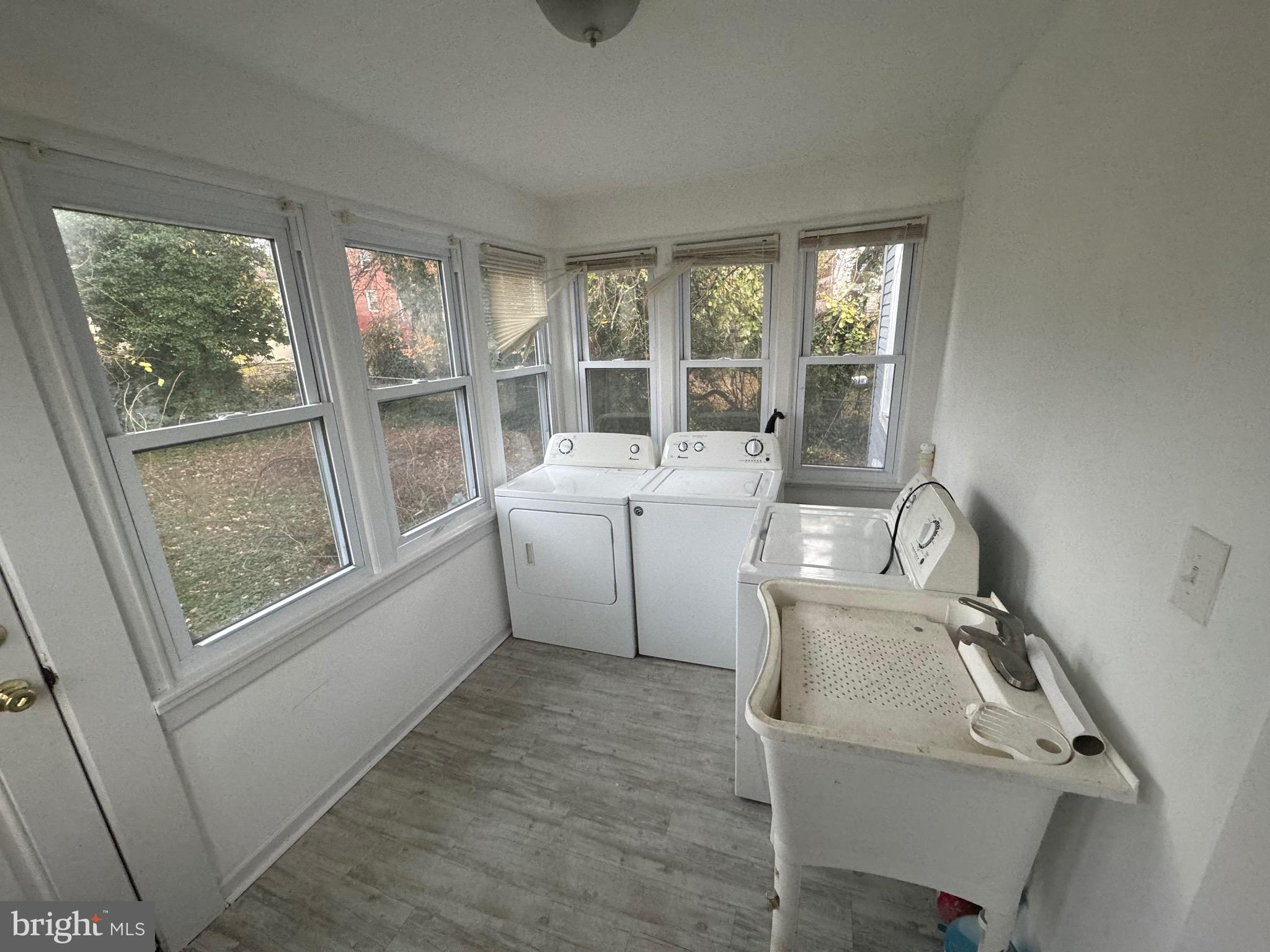 6203 McClean Boulevard Baltimore, MD 21214 - Photo 10 of 26 a utility room with dryer and washer